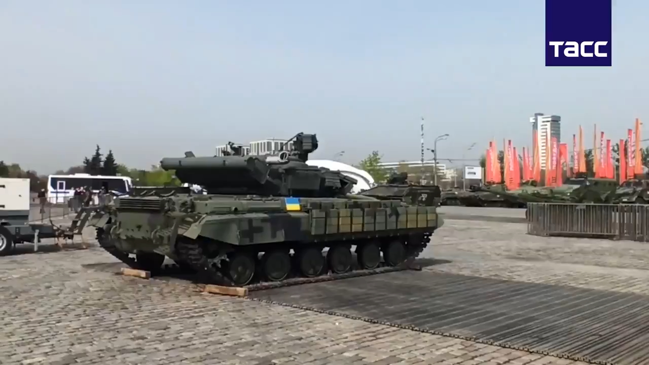 一些被缴获的乌军北约装备已被拉到莫斯科展览