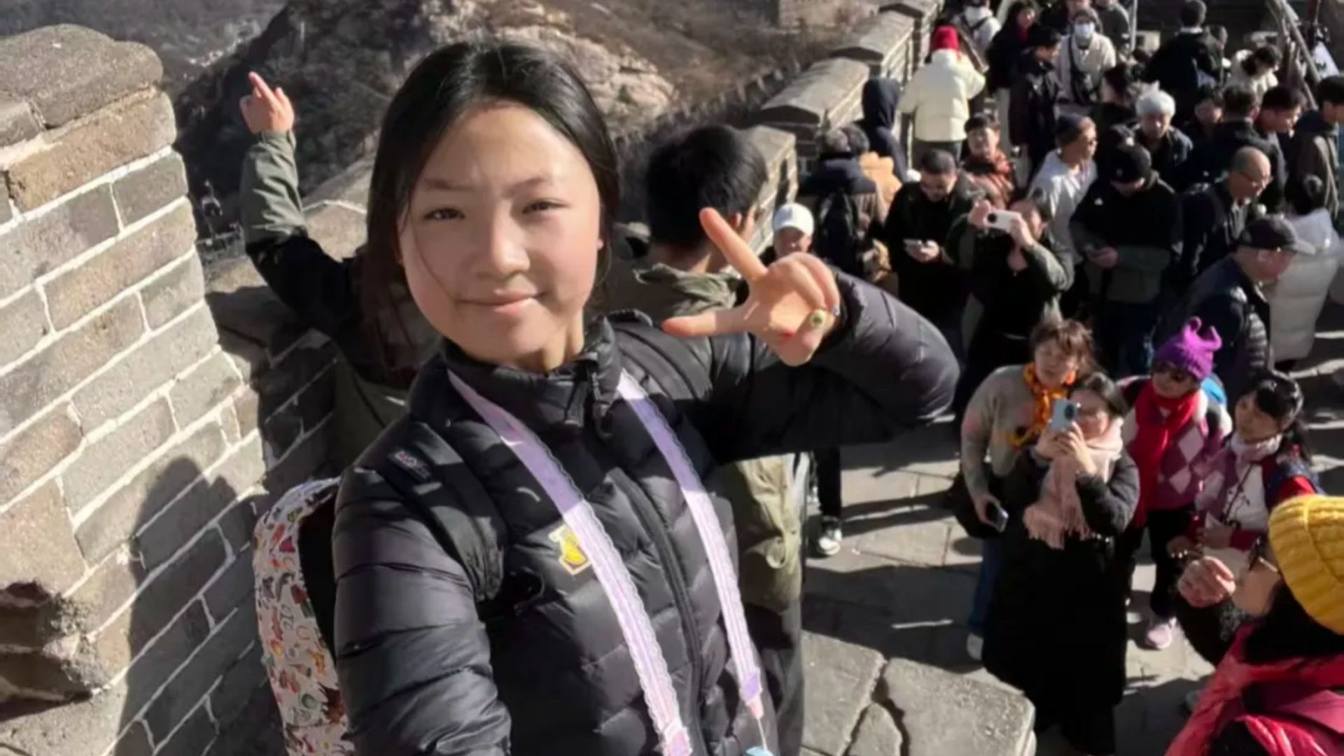 在长城哽咽背诗19岁女孩走红，本人发声