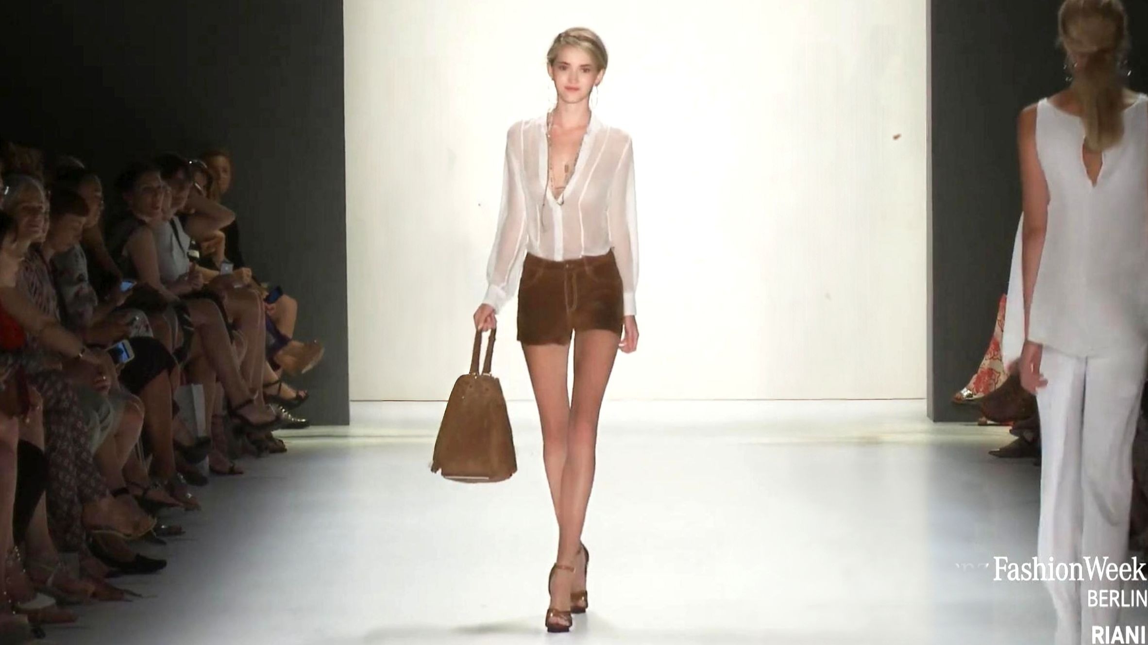 前方高能极致踩点，真的会被超短裙长腿美女女神姐姐们所震撼到！