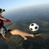 在热气球上玩足球，你是怎么想到的？