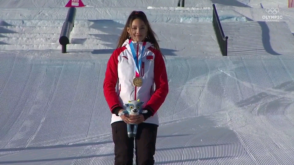 2020洛桑冬青奥会自由式滑雪女子大跳台颁奖典礼，谷爱凌在她人生第一次参加的大跳台比赛中夺得冠军哔哩哔哩 ゜ ゜つロ 干杯~ Bilibili 