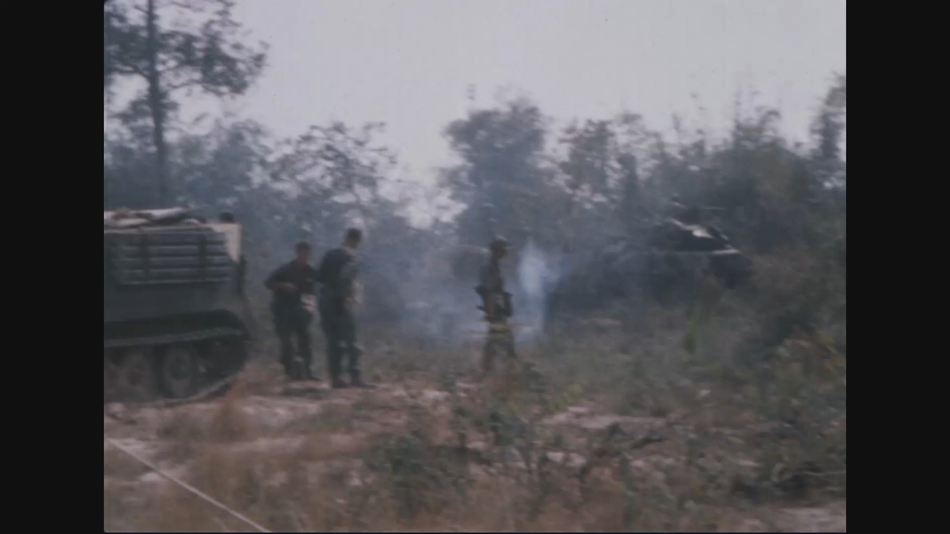 越战期间 热带闪电第25步兵师的步兵 在谢里登坦克和M113装甲车的掩护下推进
