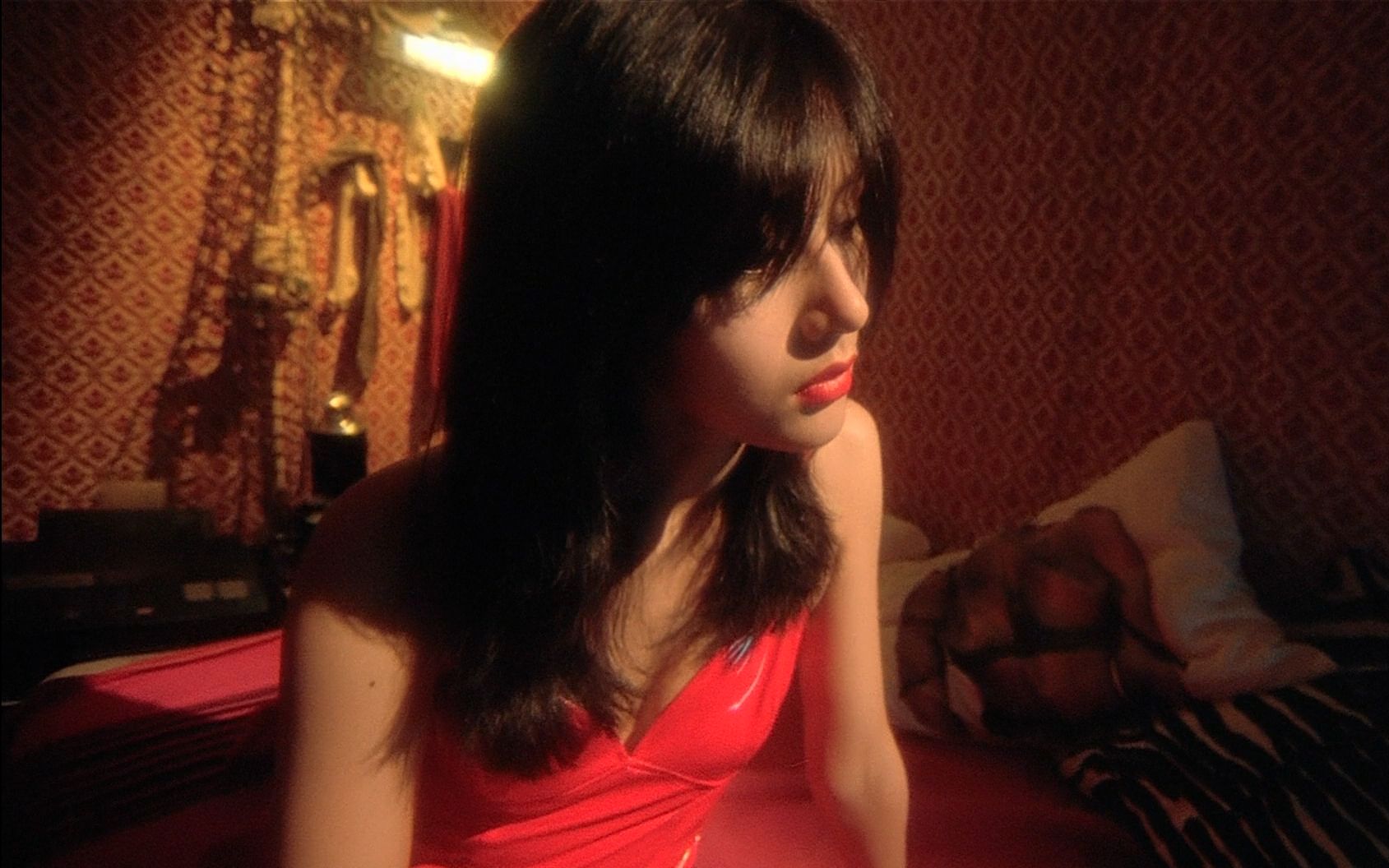 【越哥】一部被低估的港片佳作，既香艳又冷淡，太喜欢这样的感觉了！