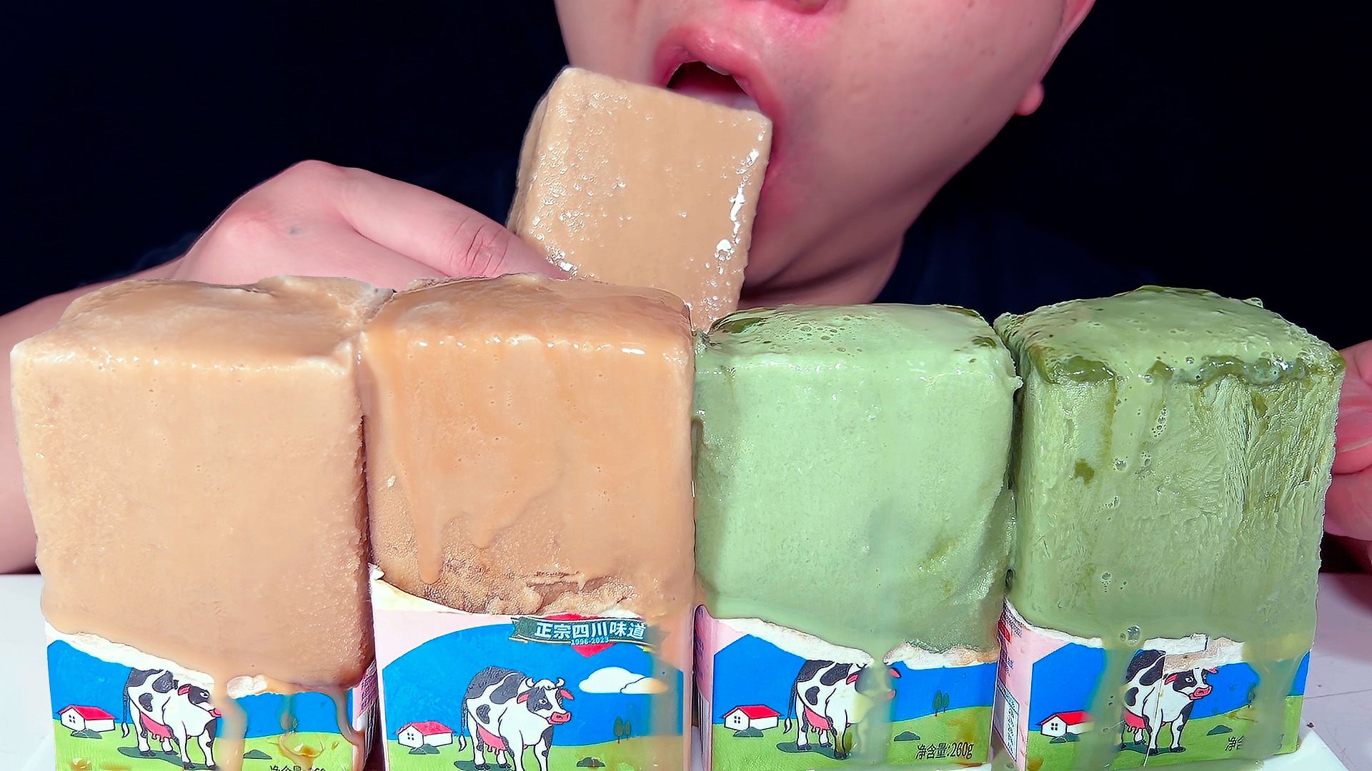 吃青汁酸奶冰，红糖酸奶冰，听两种冰的声音！