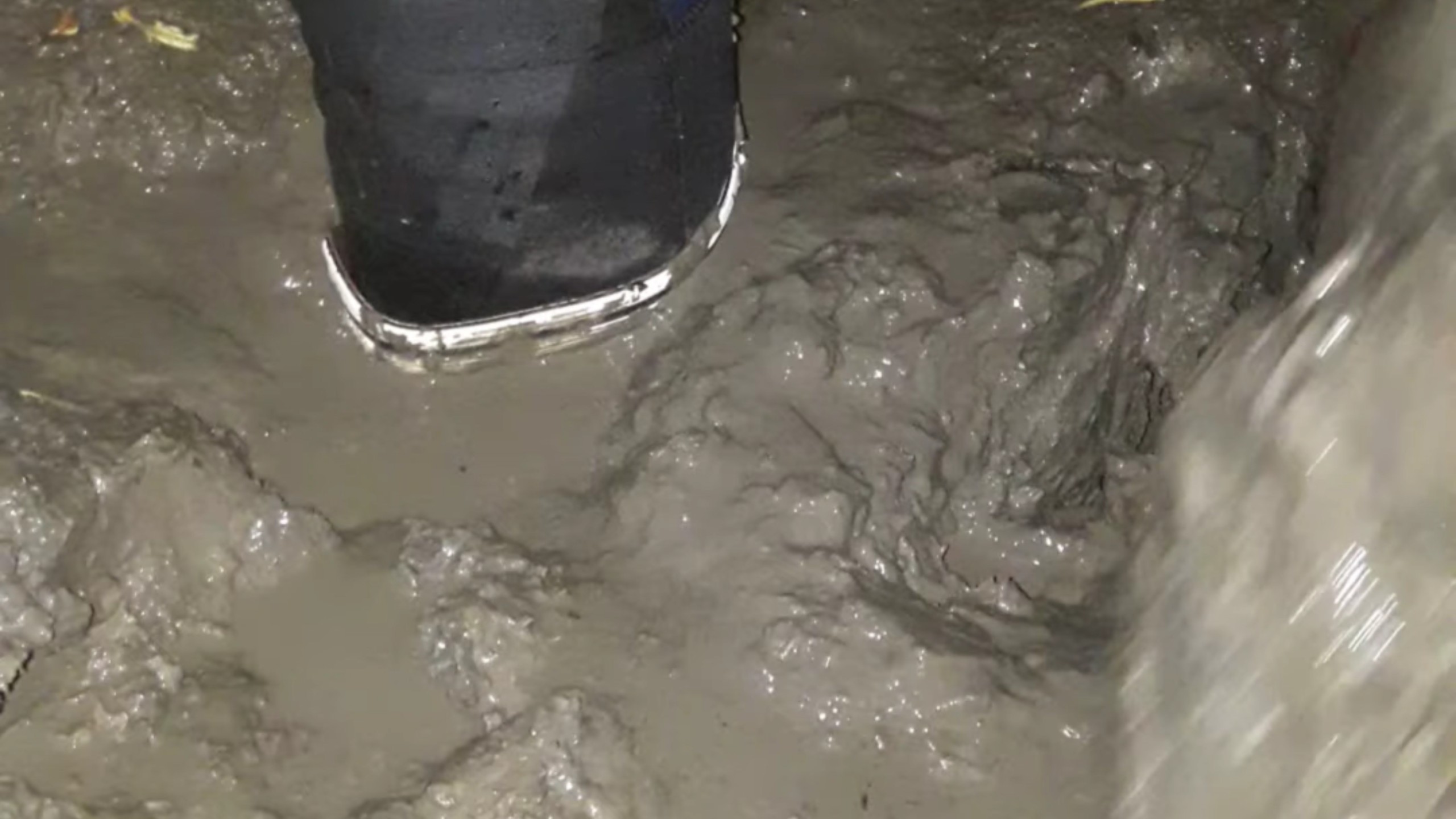 晚上穿中筒靴踩泥进水灌泥，深陷泥坑