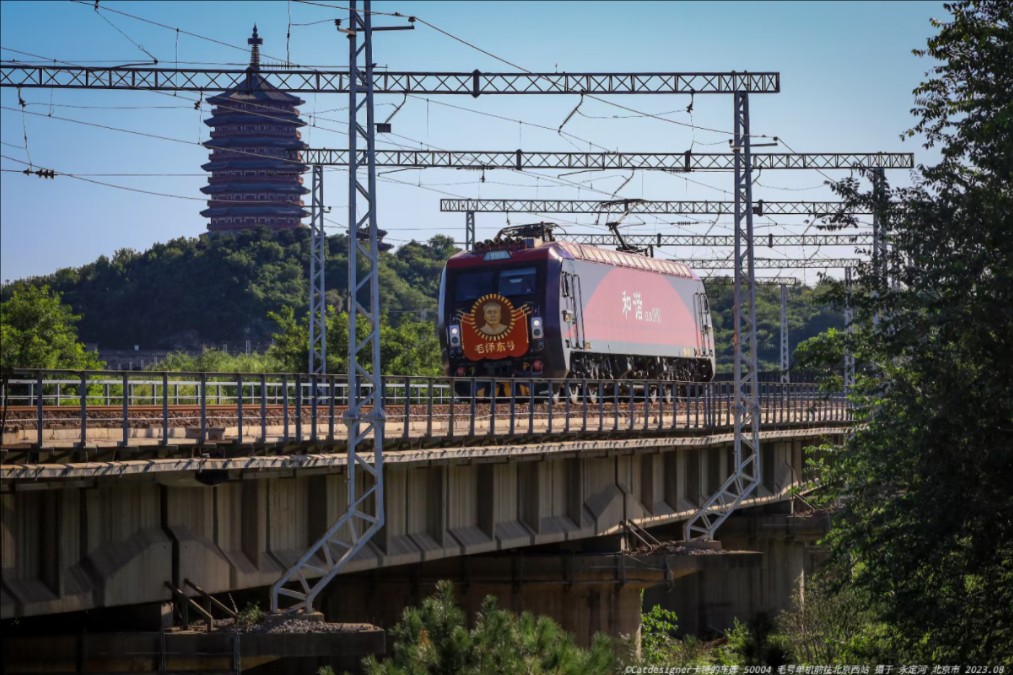 “致敬中国铁路摄影技术！”