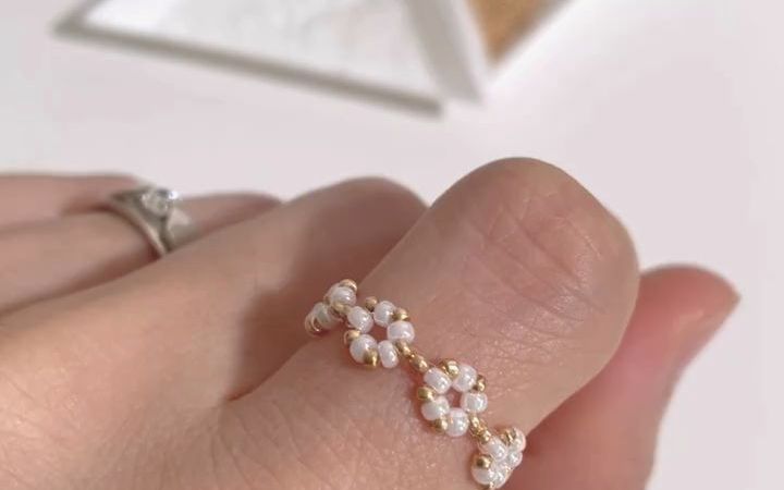 手工串珠做个简单又漂亮的戒指 白色米珠是2mm金属米珠是1.5mm
