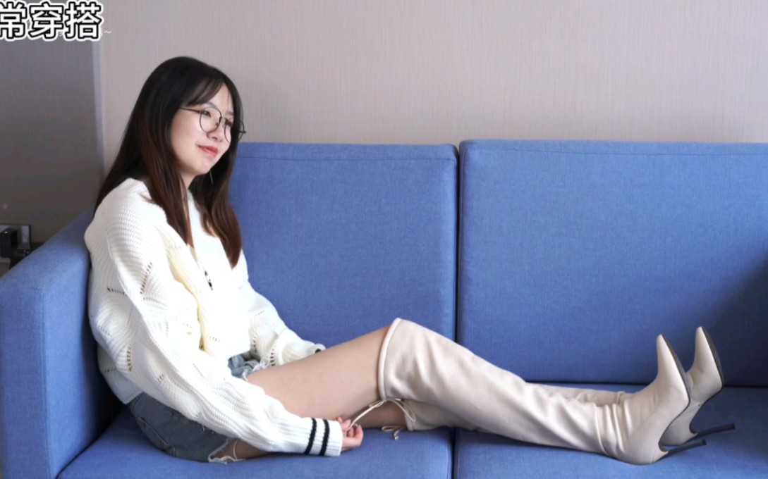 White dress and long boots, the feeling of first love