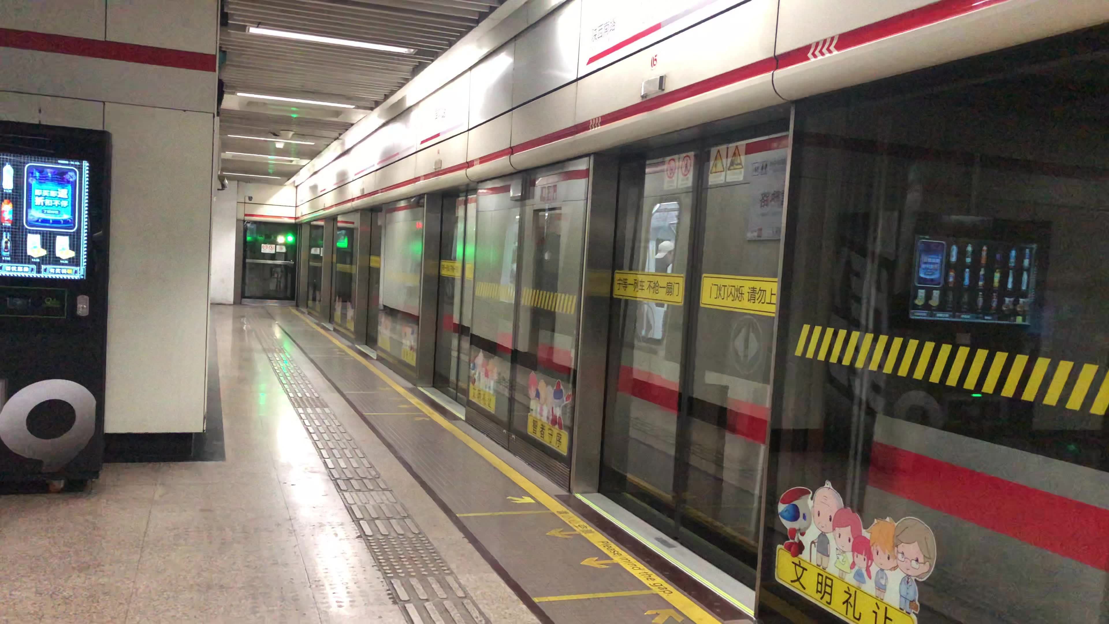 01077号车常熟路往富锦路方向出站