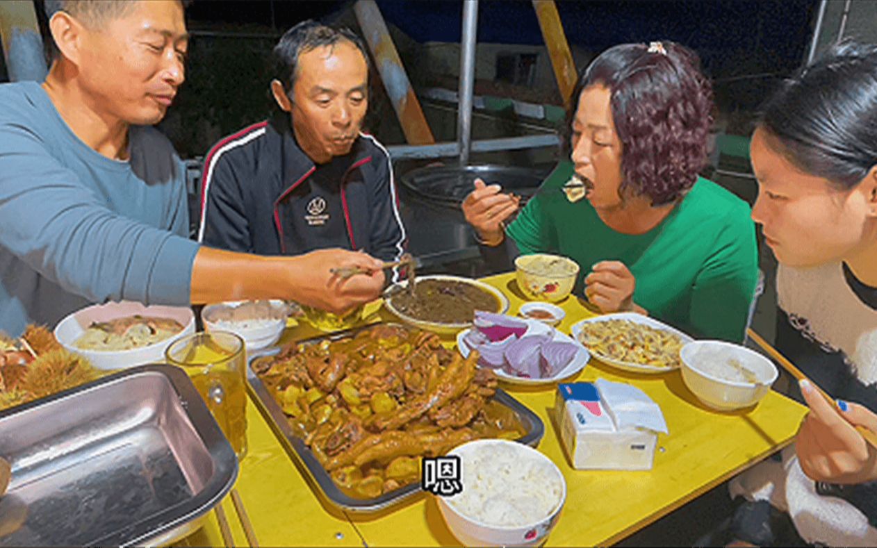 农村大嫂做大锅菜真好吃,媳妇190买只鸡炖板栗,鸡血糊涂抢着吃哔哩哔哩