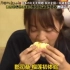 日本美女第一次吃榴莲，不想得罪人，口是心非的样子太搞笑了