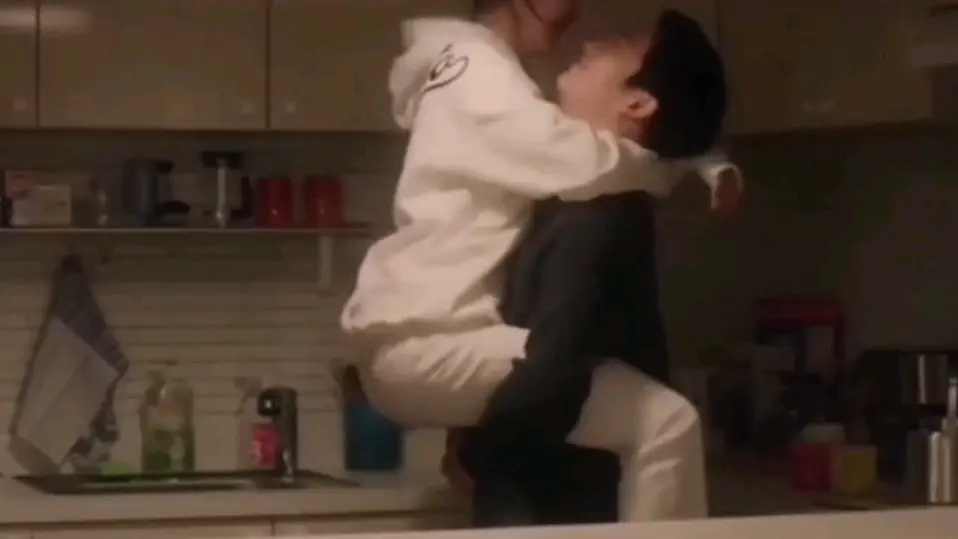 在厨房做饭!抱起来吻,真的好甜