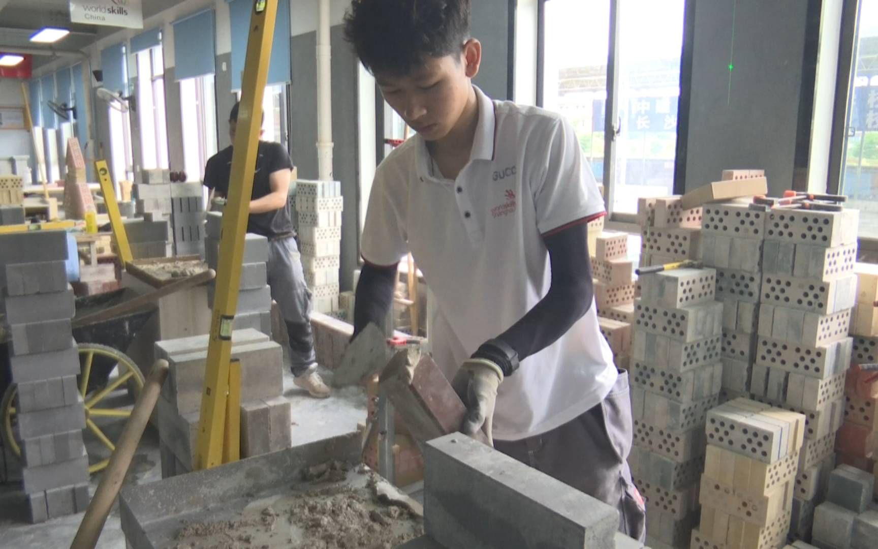 18岁帅小伙把墙砌成艺术品 全力备战湖南省第一届职业技能大赛