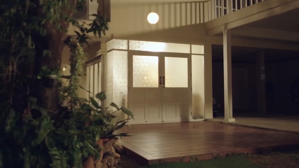 （空镜）探鼻息，浴室，抬走，门外影子，开门，擦身子，房屋，擦脖子，拉扯，医生