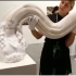 艺术家将近万张纸片叠在一起做雕塑