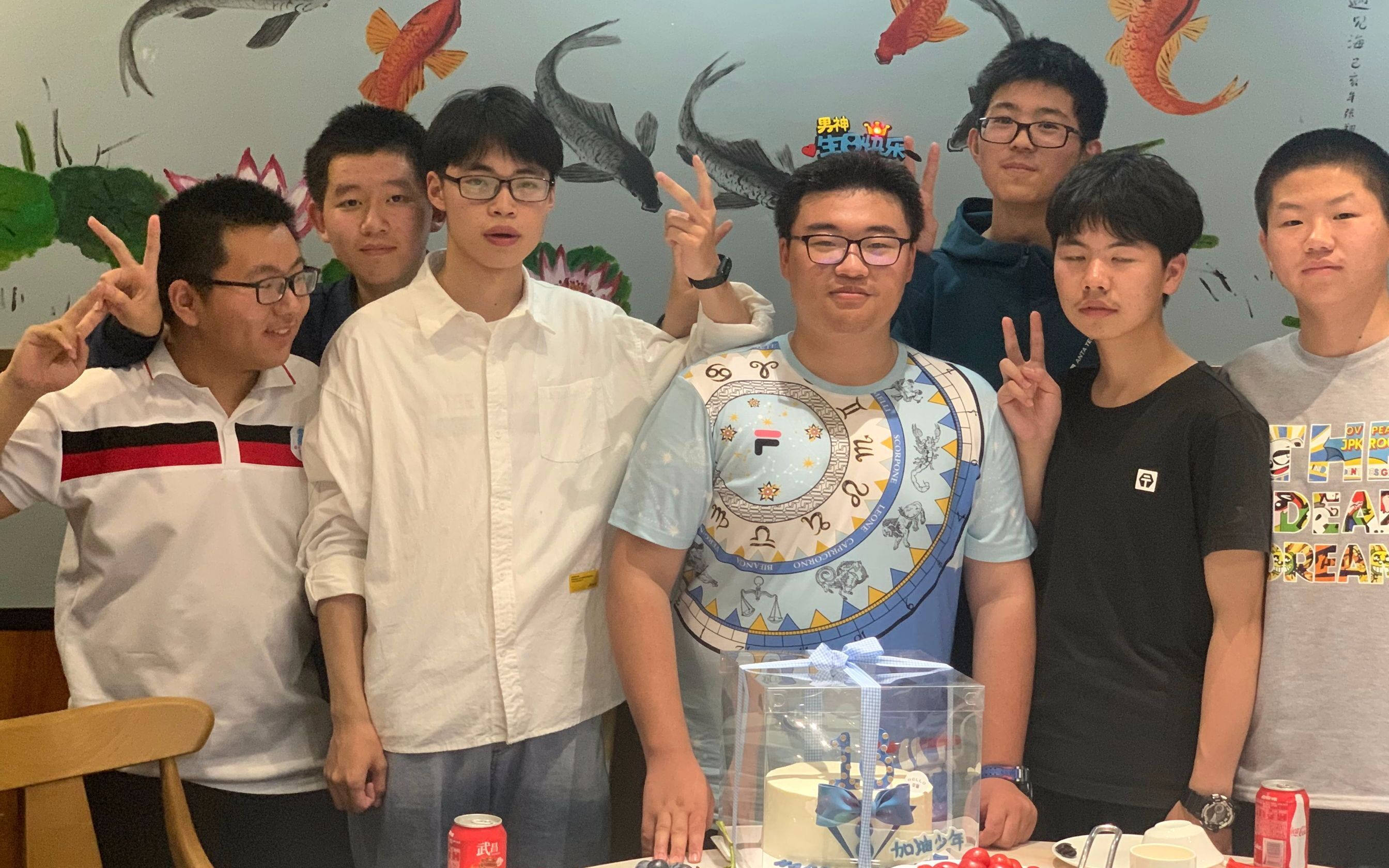 愿你历经风雨归来仍是少年余卓伦18岁生日快乐永远18