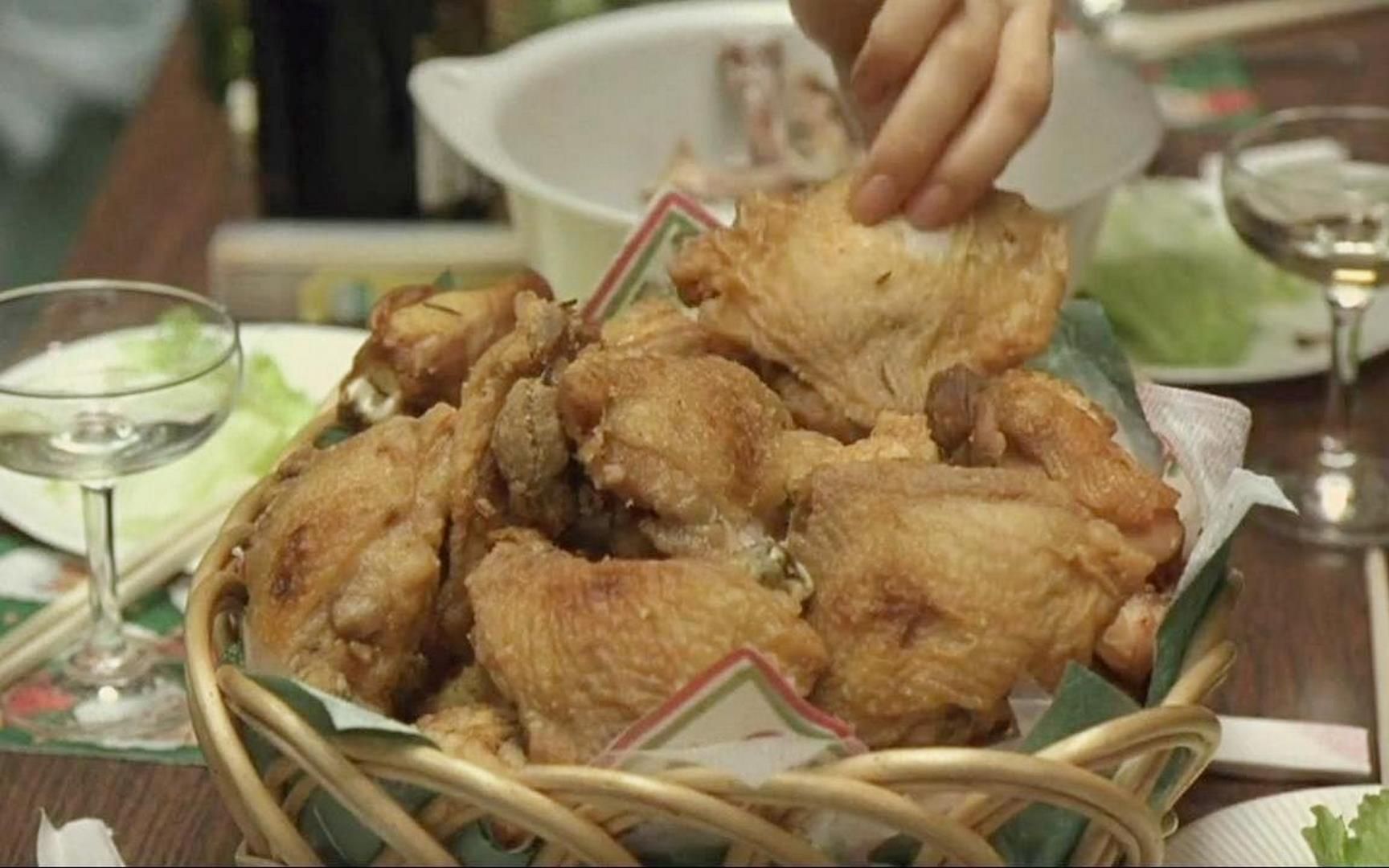 日本人吃炸鸡腿，吃着炸鸡喝着红酒，鸡腿啃得这个干净！