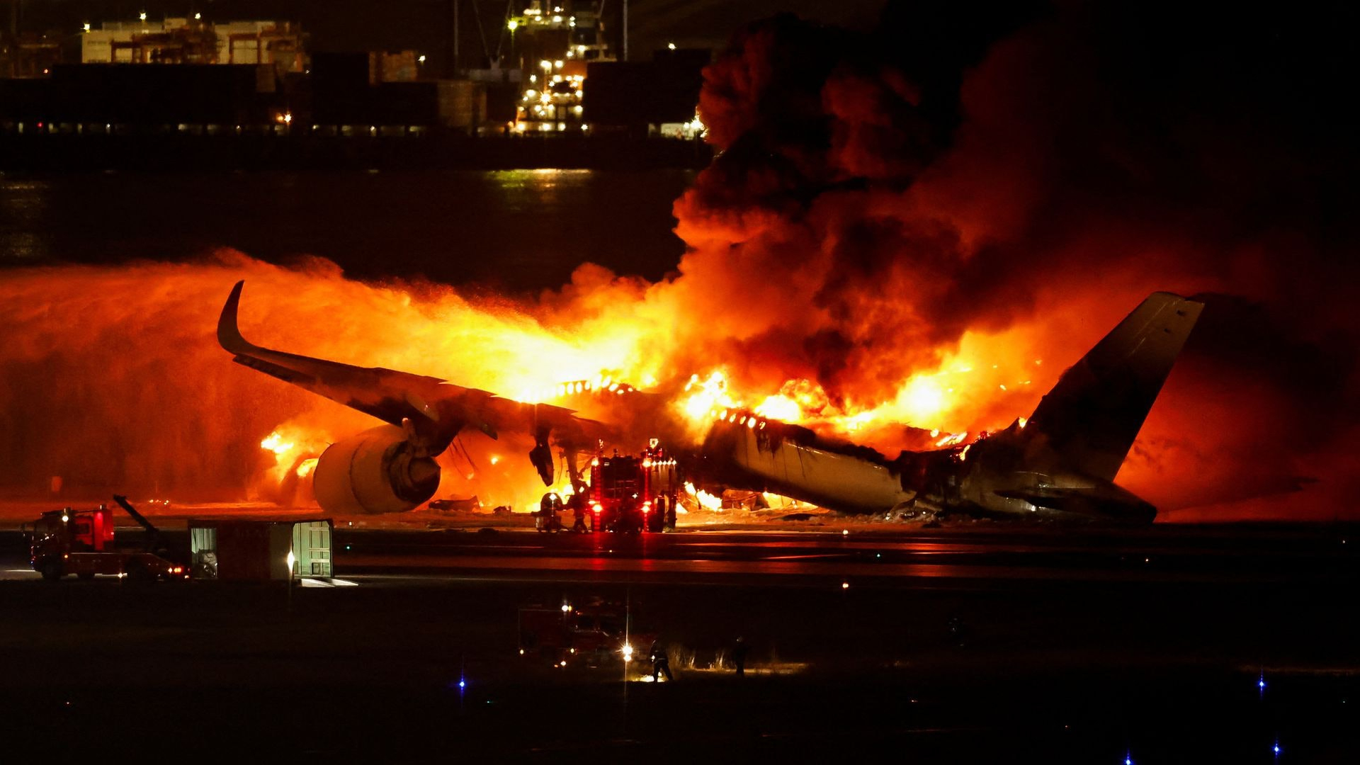 日本一架客机在东京羽田机场跑道起火