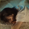 两个歹徒在侮辱女孩，姐姐看到主动上前求交换，结果自己被按在桌上