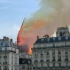 巴黎圣母院发生大火，塔尖轰然倒塌