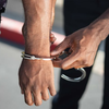 广东一男子在商场厕所偷拍被带走，警方：在男厕所偷拍，正在调查