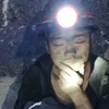 我是一名煤矿工人，综采队的采煤机司机，我们在井下是这样割煤的