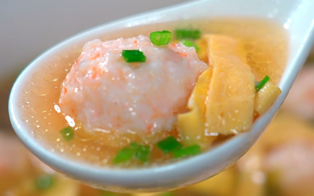 这样做的紫菜虾滑汤，加点鸡蛋皮，简单营养