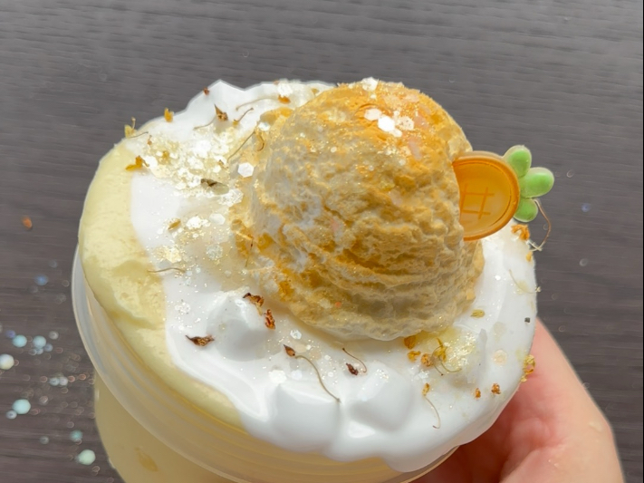 【桂花凤梨苏打冰】这款我是非常推荐啊好玩的不知天地为何物了，底胶像凤梨果肉打碎的质感，手感油润湿手拉布轻松拉伸性很好！混合以后就是绵绵冰本冰sukisuki