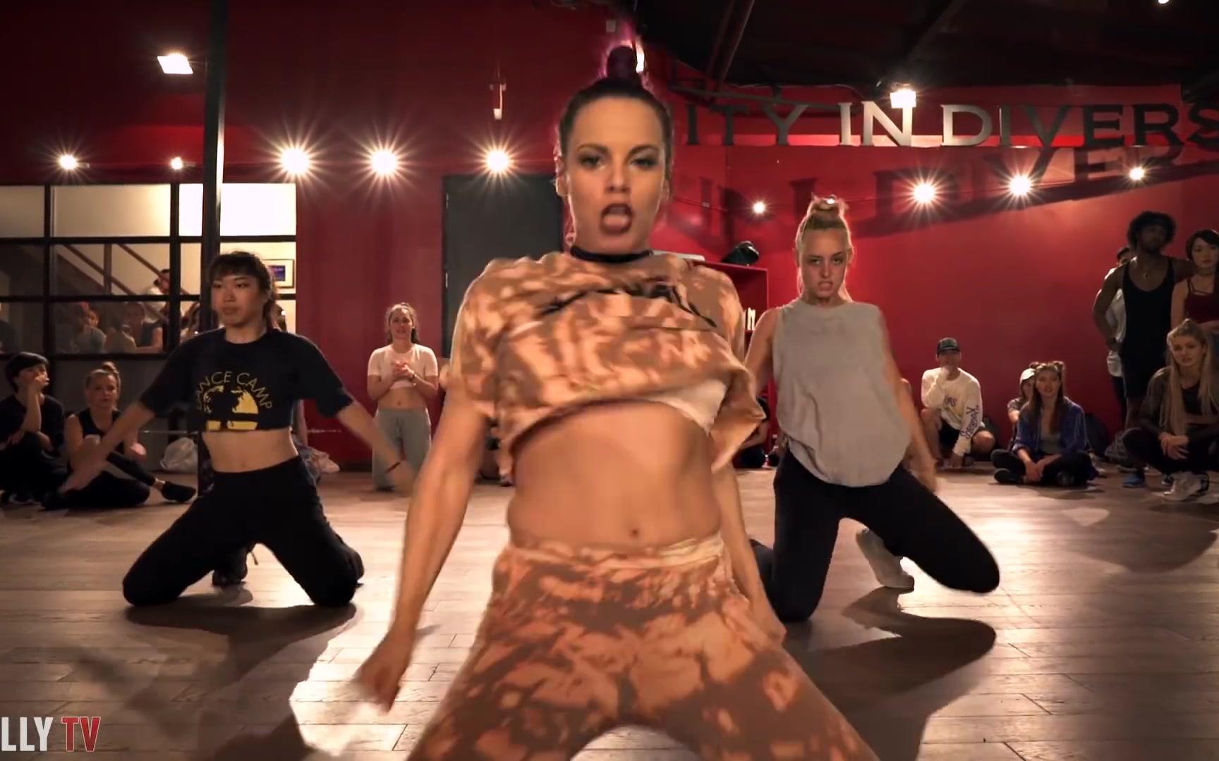 jojo女神全新性感高跟鞋编舞小野猫组合热单《buttons