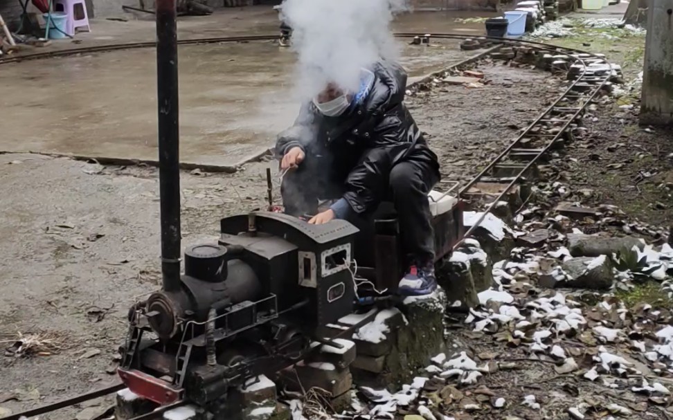 天上下雪了，如此熟练掌握了载人微型蒸汽动力小火车的操作，一看就是个老司机了。