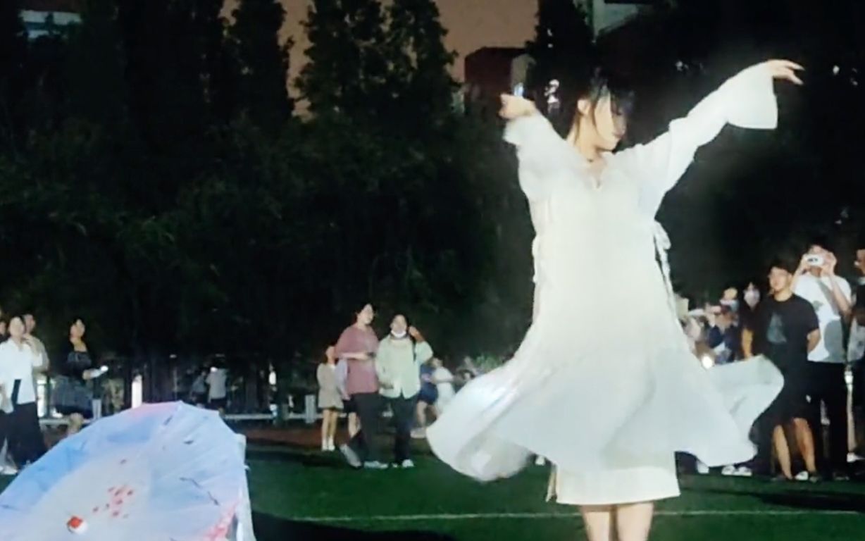 高校女生一袭白衣在操场起舞引围观，网友：传说中的白月光？