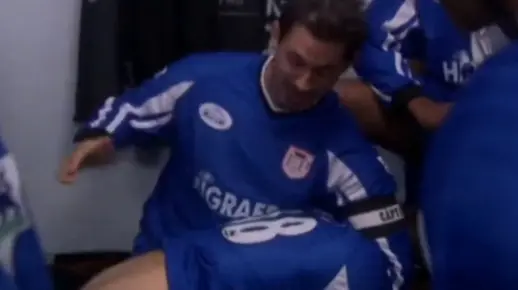 男人被球队队友脱裤子打屁股,真的太惨了!!