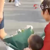 高考结束后的仪式感，萌娃光着屁屁给考完的小姨送花