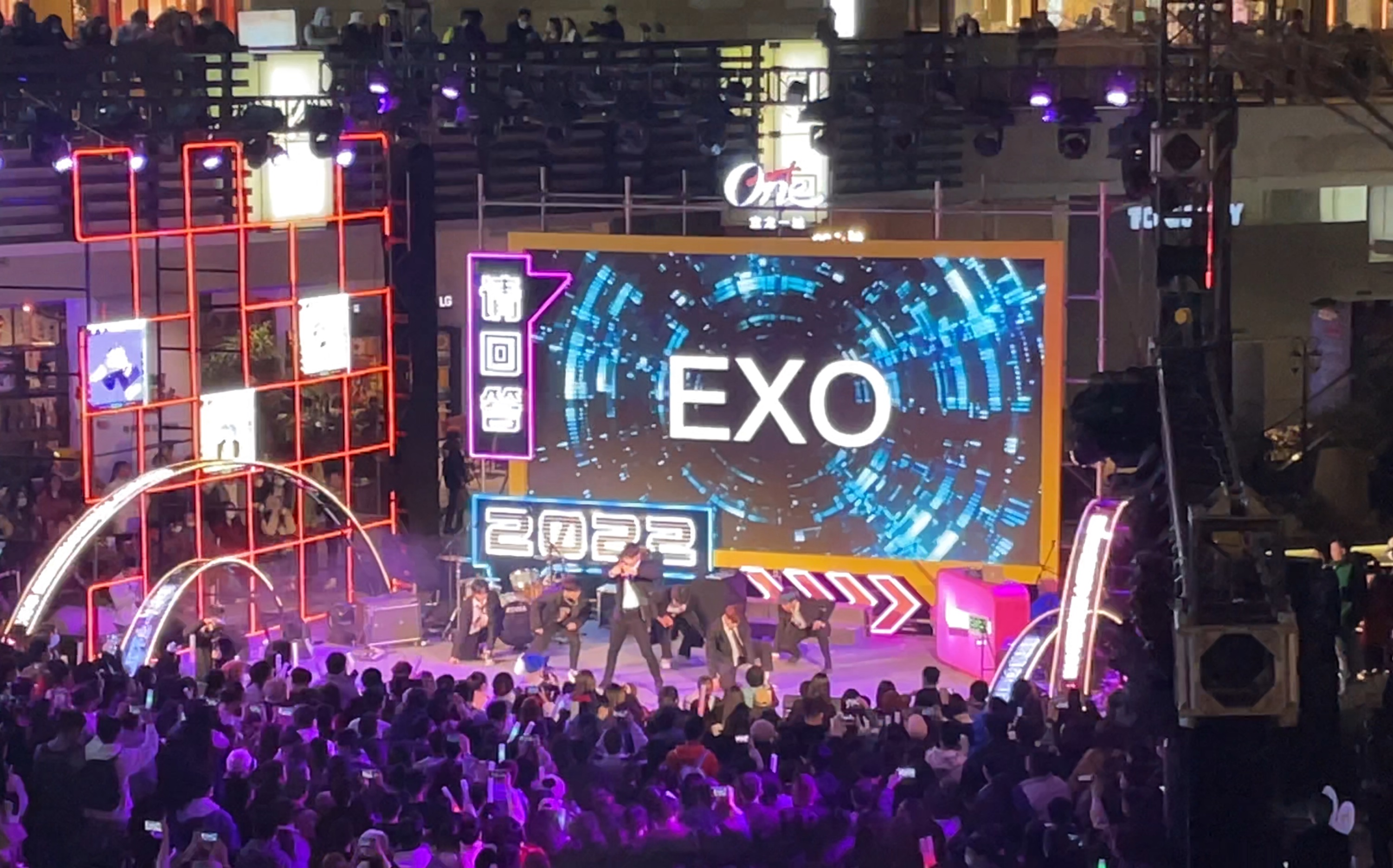 【EXO】跨年夜上千人面前重现《Growl》全男生翻跳 零点前的压轴出场咆哮！
