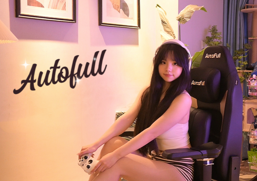 注意看，这个女人叫小美，她新买了一把电竞椅...