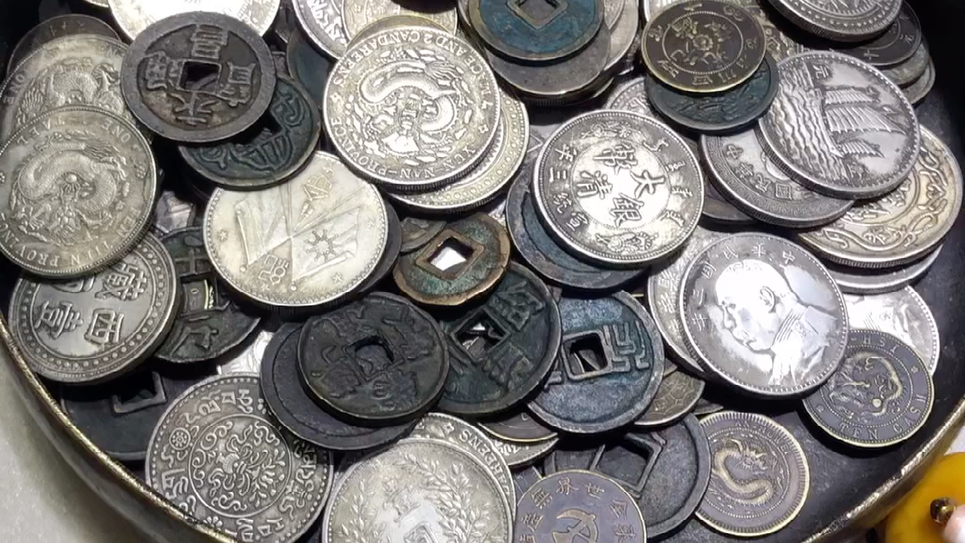 老大爷收藏多年的古币，一共花了七八万，拿出来卖就傻眼了。