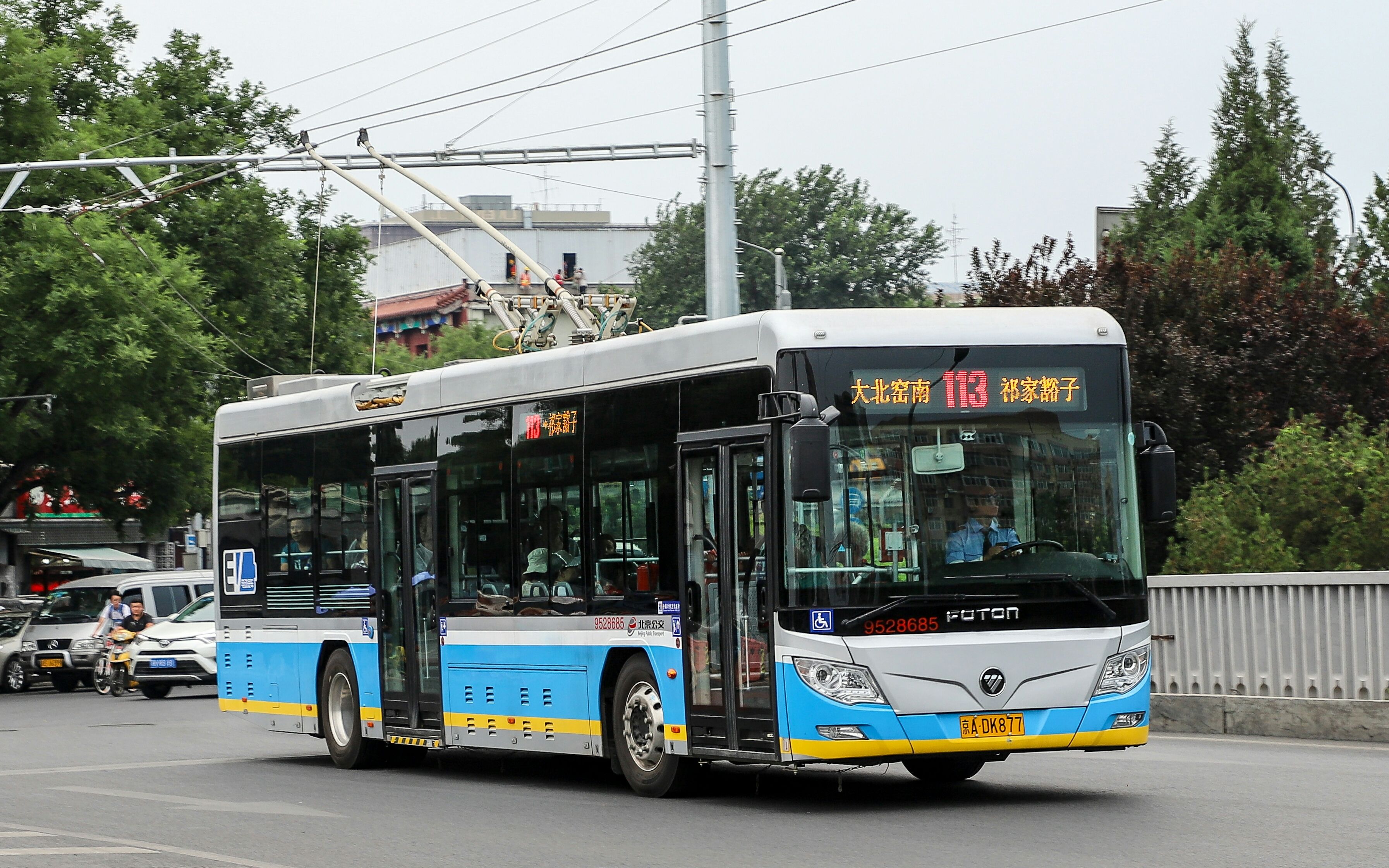 郑州“大辫子”公交回来了！50台双源无轨电车全新亮相街头 - 封面新闻
