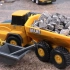 儿童工程车玩具视频：工人叔叔和翻斗车一起运送石头