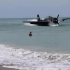 惊险！美国一架TBM复仇者飞机在人群密集的度假海滩紧急降落