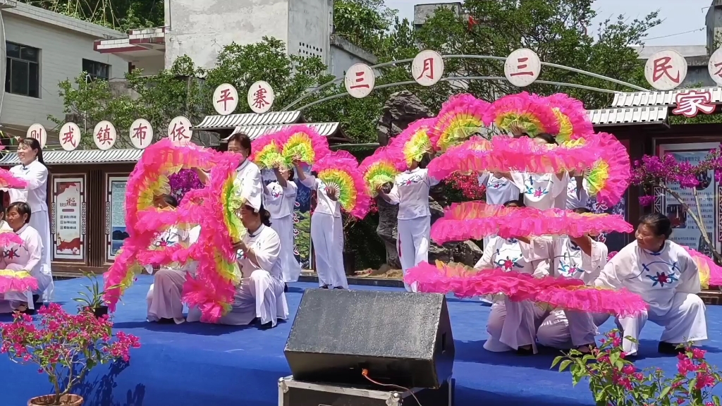五十六个民族之一，贵州布依族传统节日，她们今天开始过三月三了