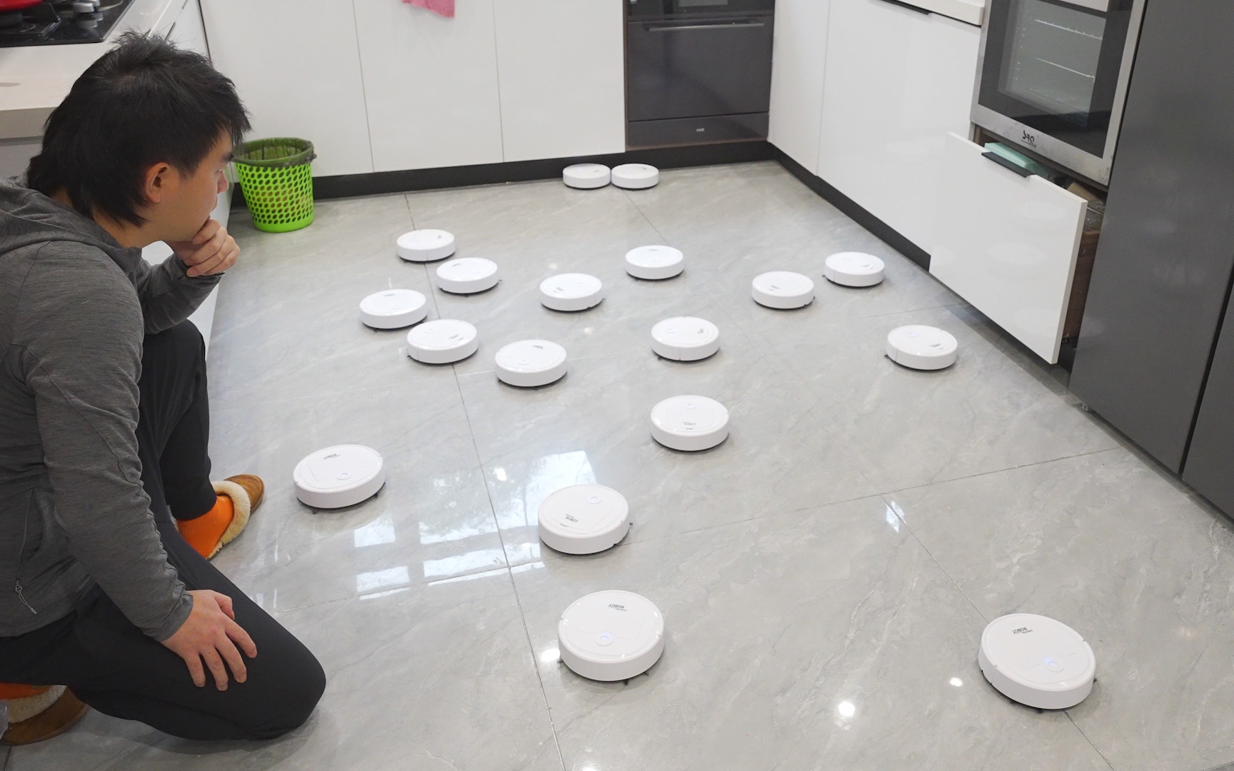 20元一个扫地机器人？奇葩小伙一次性买20个，场面能有多壮观？