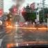 惊险场面！汽车漏油起火在路上洒下一条“火带”：司机仍不知情