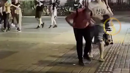 大街上遇到一个变态，小伙子很无奈啊