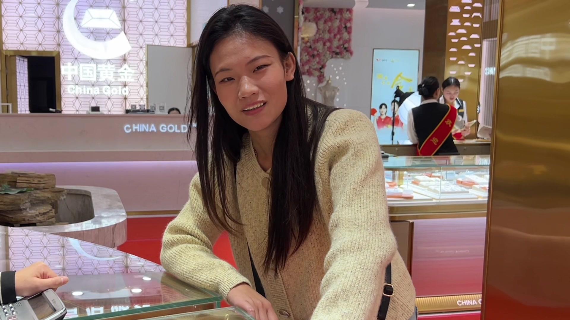 妹妹过几天就回来了，给大外甥买黄金长命锁，这当舅妈的真大方