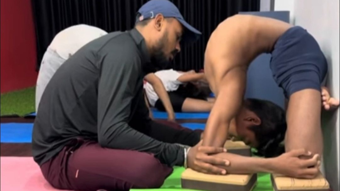 男生瑜伽后弯练习