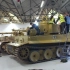 二战遗留的虎式坦克需要活动筋骨，重型战争机器的维护真不容易！