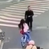 5月6日浙江，骑车女子等红绿灯时，被迎面而来的男子突然撞倒，随后男子若无其事地离开