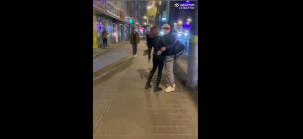 遛狗不纤绳 嚣张跋扈