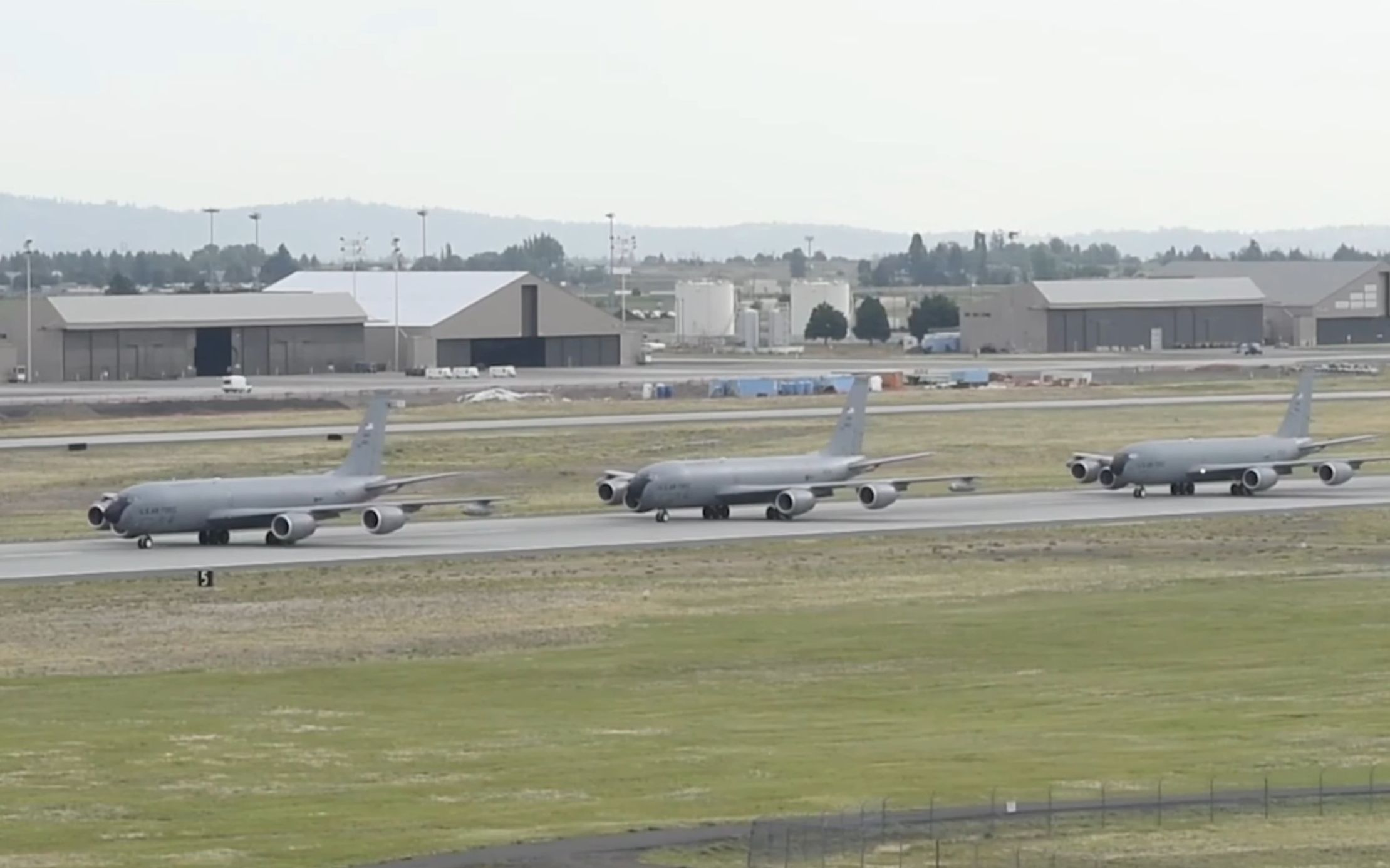 美军数架KC-135连续起飞展示实力！ ！ ！