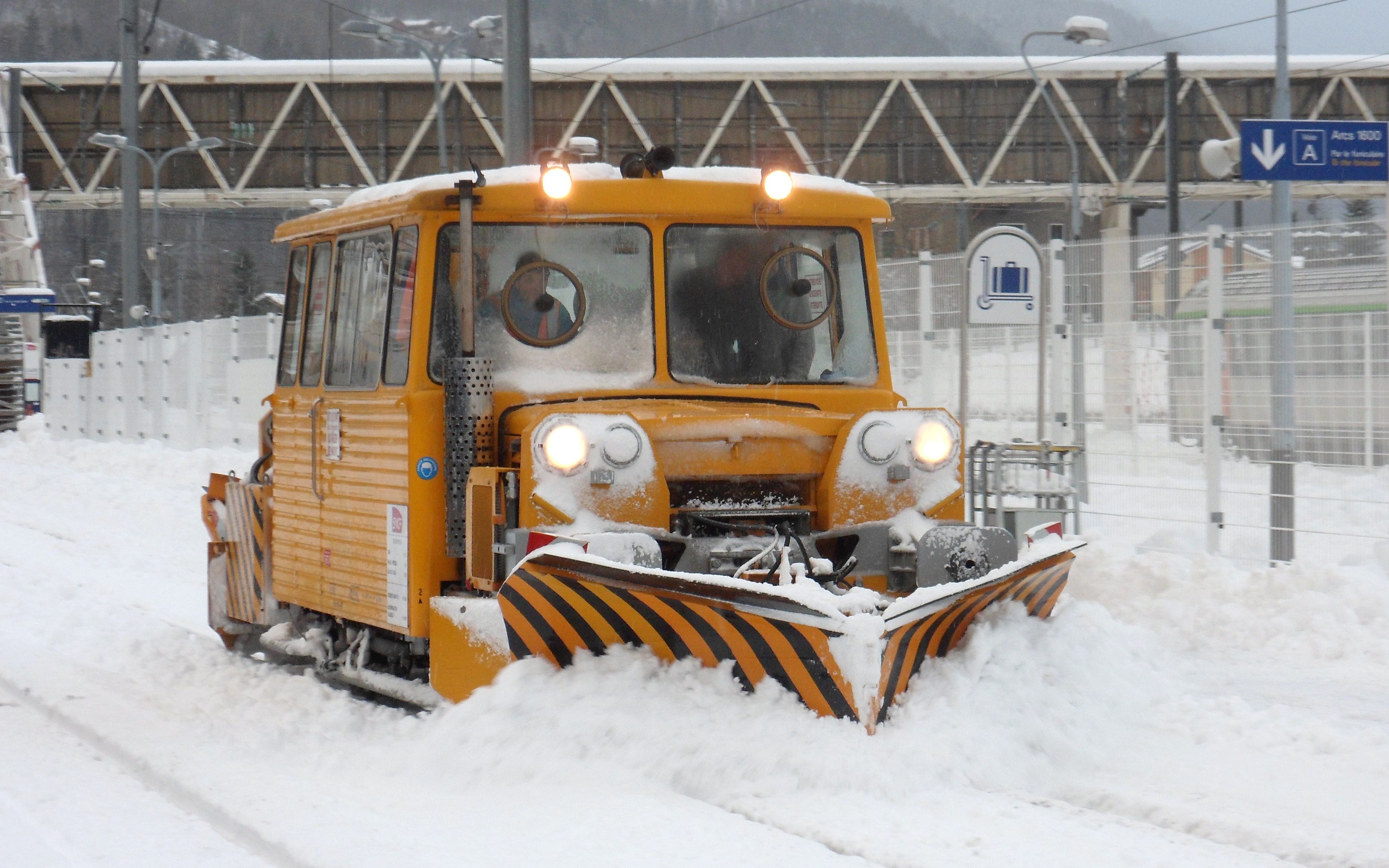 【搬运【世界铁路】法国国家铁路自行式犁式除雪车和牵引式犁式除雪